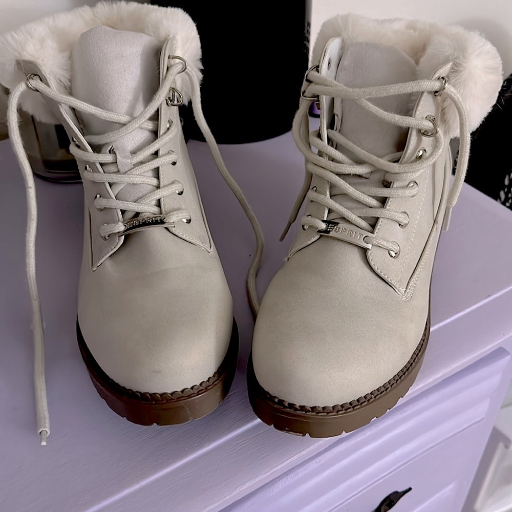 Color white,size 11 medium,they have never been wore before!! So they are new!!